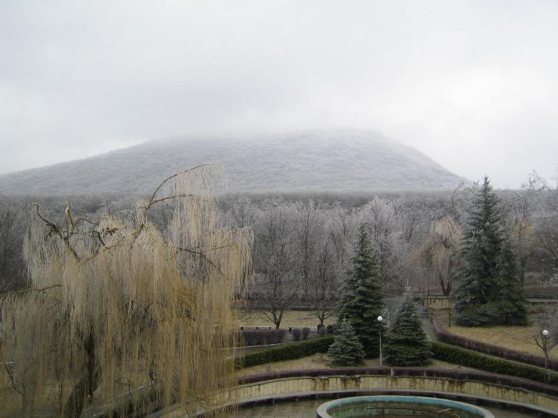 Пятигорск. Санаторий Машук. Вид из окна номера на гору Машук. Март 2008.