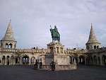 Конная статуя основателя Венгрии и ее первого короля Иштвана в Рыбацком бастионе Будайского дворца - Будапешт